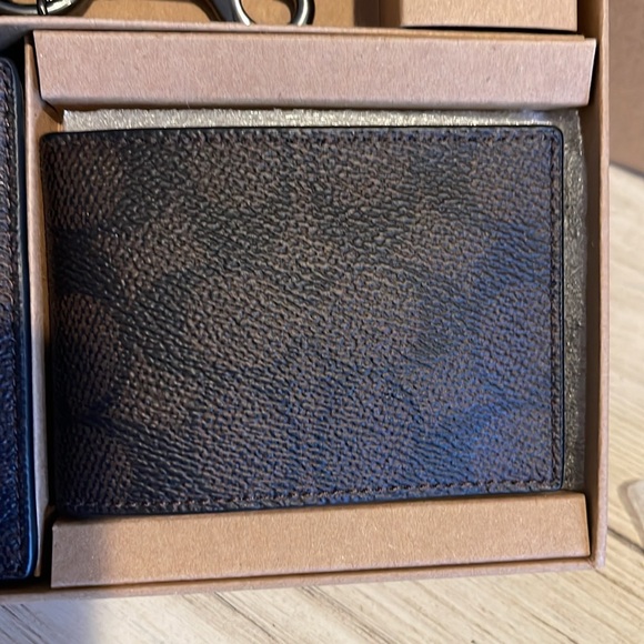 COACH Men’s Wallet Gift Set. Walnut- black. Dark BROWN NWT. Coach box & bag. - Picture 5 of 9
